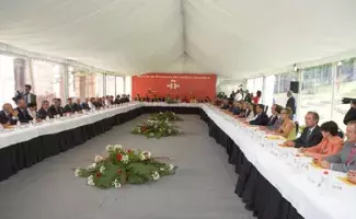 Vista general de la sesión celebrada una carpa anexa al Palacio de Sobrellano, en la localidad cántabra de Comillas.