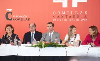 Los Príncipes de Asturias, flanqueados por la directora del Instituto, Carmen Caffarel; el ministro de Educación, Ángel Gabilondo, y la secretaria de Estado de Cooperación Internacional, Soraya Rodríguez.