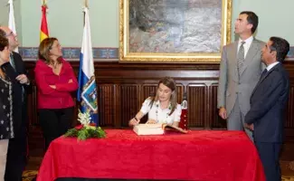Doña Letizia firma en el Libro de Honor de la Fundación Comillas en presencia del Príncipe, Carmen Caffarel, Ángel Gabilondo, Soraya Rodríguez y Miguel Ángel Revilla.