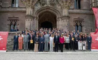 Otra foto de familia a las puertas del bello palacio de Sobrellano, con los Príncipes en el centro.