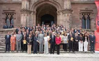 Foto de familia de la V Reunión de Directores tras la sesión de trabajo que hoy han presidido los Príncipes de Asturias en el Palacio de Sobrellano, en Comillas.