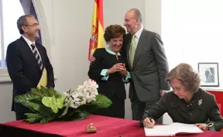 El Rey Don Juan Carlos abraza a la directora del Instituto Cervantes