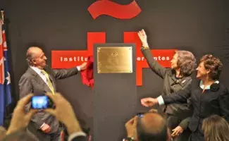Los Reyes de España y la directora del Instituto Cervantes
