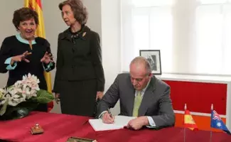 El Rey Don Juan Carlos firma en el libro de honor del Instituto Cervantes de Sídney.