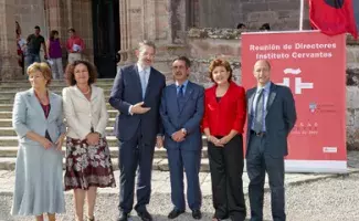 De izquierda a derecha, la secretaria general del Instituto Cervantes, Carmen Pérez-Fragero; la alcaldesa de Comillas, María Teresa Noceda; el delegado del Gobierno en Cantabria, Agustín Ibáñez; el presidente de la Comunidad cántabra, Miguel Ángel Revilla; la directora del Cervantes, Carmen Caffarel y el director general de la Fundación Comillas, Ignacio Rodríguez del Bosque.