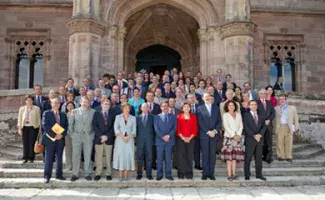 Foto de familia a la entrada del palacio de Sobrellano, en Comillas.