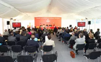 Visión general de la sesión de apertura, celebrada en una carpa anexa al Palacio de Sobrellano de Comillas.