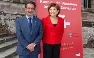 La directora del Instituto Cervantes, Carmen Caffarel, y el presidente de Cantabria, Miguel Ángel Revilla, posan ante los informadores.