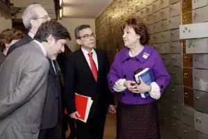 a visita de los invitados a la Caja de las Letras en la sede central del IC.