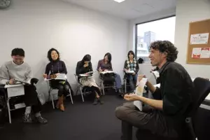 Varios estudiantes de español retoman las clases en el IC de Tokio.