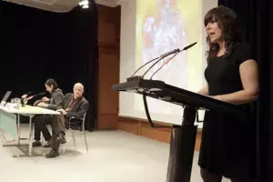 Juana Escudero presenta a los invitados de la mesa redonda 