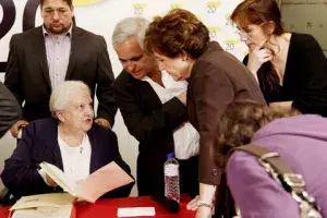 Carmen Balcells, agente literaria, tras su firma en el Libro de Honor del Instituto Cervantes