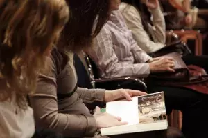 Asistentes a la mesa redonda «Historias de Haití y Guatemala» 
