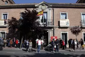 Entrega de libros y rosas en la sede del Instituto Cervantes en Alcalá de Henares, con motivo del Día del Libro.