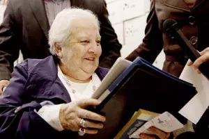 Carmen Balcells, agente literaria, sostiene el legado antes de depositarlo en la "Caja de las Letras".