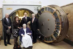 Carmen Caffare y los hermanos de Aliocha Coll, antes de la entrega del legado.