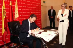 Inmaculada González Puy, directora del Instituto Cervantes de Pekín, acompaña a José Luis Rodríguez Zapatero, presidente del Gobierno
