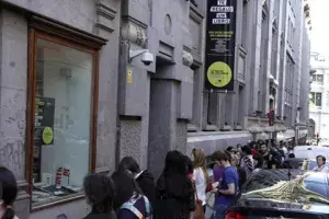 Minutos antes de que se abran las puertas de la biblioteca del Instituto Cervantes,