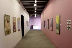 Uno de los pasillos donde se expone la muestra «El cartel de turismo: paisaje y patrimonio de España»,