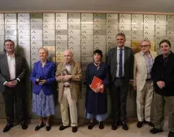 La hija del poeta posa junto al director del cervantes y otras personas relacionadas con el escritor en la Caja de las Letras 