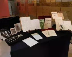 Legado «in memoriam» de Gerardo Diego compuesto por cinco fotografías, un manuscrito, un mecanoescrito anotado, tres primeras ediciones, tres separatas numeradas, dos ejemplares facsímil y varias invitaciones.