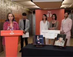 Hablando desde el atril, Cecilia Lavilla Berganza, hija de Teresa Berganza; también participaron el acto los nietos de la homenajeada, José, Sofía y Teresa; y Román Padín, conservador del guardarropa de conciertos de la cantante (a la derecha). 