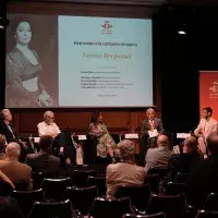 Coloquio posterior con la participación de Pedro Mansilla, periodista; Lorenzo Caprile, modista y coleccionista; Rosa Fernández García, musicóloga; Maximino Zumalave, director de orquesta, y Román Padín, doctor en Arte Contemporáneo y conservador del guardarropa de concierto de Teresa Bergara.