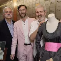 Desde la izquierda, Pedro Mansilla, periodista; Román Padín, conservador del guardarropa de conciertos de la Teresa Berganza; y Lorenzo Caprile, diseñador de moda; posan junto al vestido legado. 