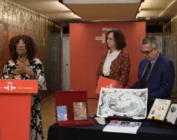 La escritora cubana Nancy Morejón habla desde el atril en su legado 