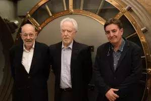 Desde la izda., Javier Solana, J. M. Coetzee y Luis García Montero posan ante la puerta de la Caja de las Letras del Instituto Cervantes Desde la izda., Javier Solana, J. M. Coetzee y Luis García Montero