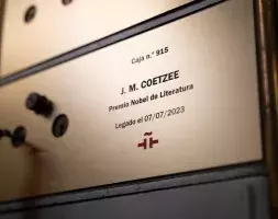 Cajetín n.º 915 de la Caja de las Letras, en la que Coetzee depositó su legado Caja n.º 915 en la que Coetzee depositó su legado