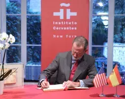 Felipe VI firma en el libro de honor del Cervantes de Nueva York. (Foto: Casa Real)