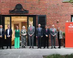Foto de familia con el Rey (en el centro) ante la entrada del Instituto Cervantes de Nueva York.  (Foto: Casa Real)