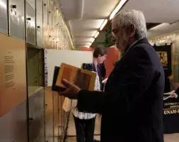 Enrique Graue Wiechers, introduce algunas de las publicaciones donadas a la Biblioteca Patrimonial del Instituto Cervantes y guardadas en la caja nº 1407.
