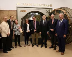 El rector de la UNAM, el embajador de México en España junto a otras personalidades y el director del Cervantes, Luis García Montero posan frente a la Caja de las letras