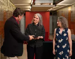 Luis García Montero entrega a Teresa Álvarez la llave de la caja donde se guarda el legado, acompañados por Marta Sanz