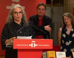 Teresa Álvarez dedicó unas palabras de agradecimiento al Instituto Cervantes por el homenaje a su abuelo en presencia del director de la institución, Luis García Montero, y de la escritora Marta Sanz, que ejerció como testigo de honor