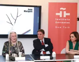 Sharon Olds (izda.), acompañada del García Montero y Mónica Margarit, durante el encuentro con los medios que se celebró antes de la entrega del Premio. (Foto: Casa Real)