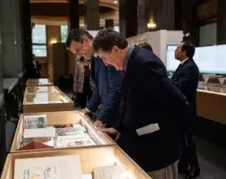 Sánchez y García Montero visitan la exposición visitan la exposición «Del uno al otro confín» en la sede del Cervantes
