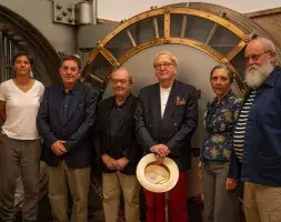 Foto de familia delante de la Caja de las Letras