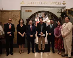 Foto de familia a la puerta de la Caja de las Letras