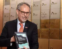 Orlando de la Vega, director general de Asuntos Internacionales de la Pontificia Universidad, posa con dos volúmenes más antes de introducirlos en la caja