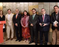 Desde la derecha, Luis García Montero, Nelson Vásquez, el embajador Javier Velasco, Claudia Mejías, Orlando de la Vega, René Venegas (los tres, de la Pontificia Universidad) y la secretaria general del Instituto Cervantes, Carmen Noguero