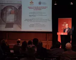 El rector Nelson Vásquez se dirige a los asistentes en el salón de actos del Instituto Cervantes