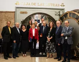  Foto de familia de Manuel Longares rodeado de todos los familiares y amigos que participaron en el homenaje.