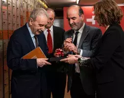 El escritor recibe la copia de la llave de la caja de seguridad 1091 de manos de la secretaria general del Instituto Cervantes, Carmen Noguero, y del subdirector de Cultura de la institución Ernesto Pérez Zúñiga, y ante la mirada de su hermano, Vicente Longares.