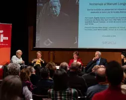 Desde la izda.; Juan Cruz, Joan Tarrida, Ángeles Encinar, Luis Mateo Díez y Pilar Adón durante la presentación del nuevo número de la revista literaria Barcarola, dedicada a Longares.