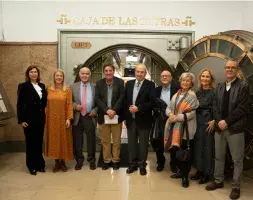 Foto de familia del legado "in memoriam" de Pérez Estrada ante la Caja de las Letras 