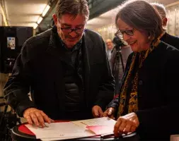 El director del Instituto Cervantes muestra a Elena García de Paredes de Falla el documento que debe firmar.