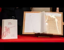 El facsímil del manuscrito original de «El retablo de maese Pedro» y un ejemplar del libro monográfico sobre esta obra de 1923